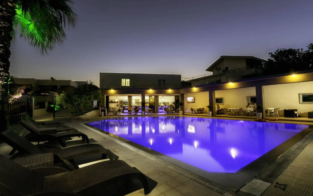 Hillside Studios & Apartments