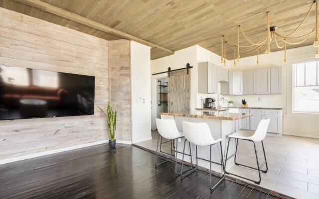 Midtown Penthouse Blocks to Beach