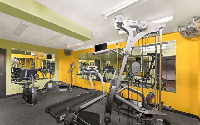 Quality Inn & Suites near I-480 and I-29