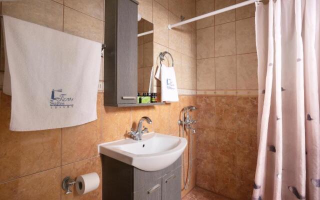 Faros Luxury Suites & Restaurant