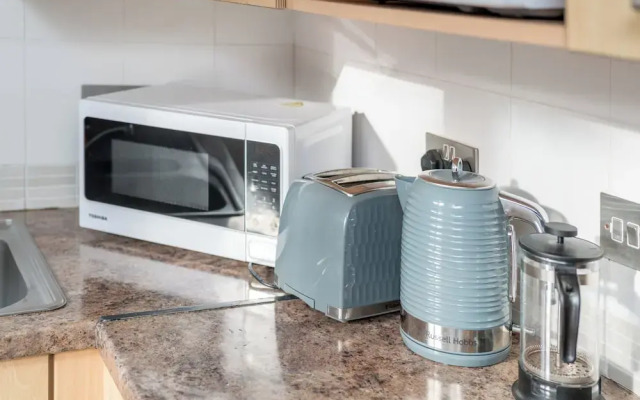 Spacious 1 Bedroom Apartment w/ Parking in Crawley