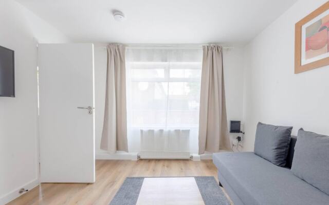 Modern 2BD Flat - 5 min to London City Airport