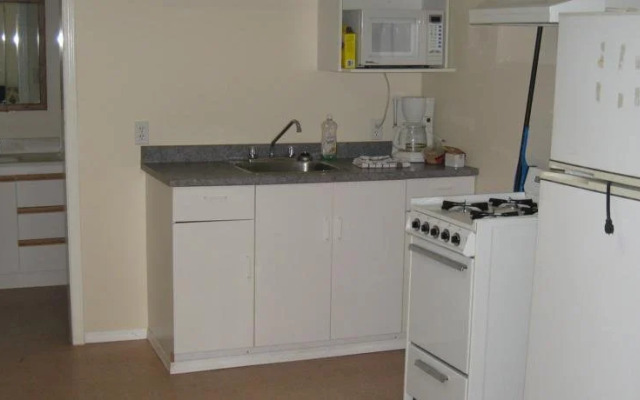 Fraser Bridge Inn & R.V Park