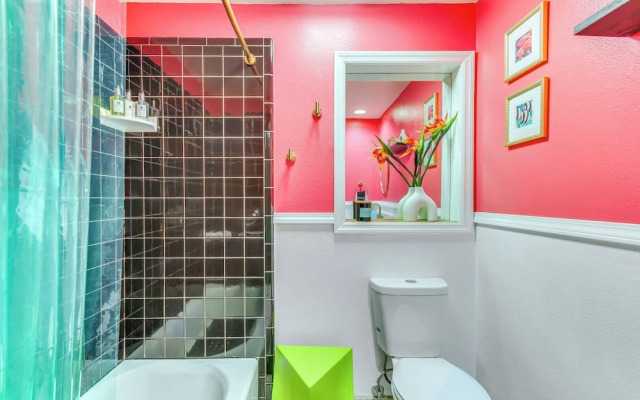 Retro-tropical Pensacola Home - 3 Mi to Downtown!