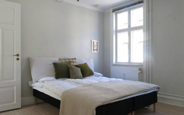 Studio near Queen 1143 - 1