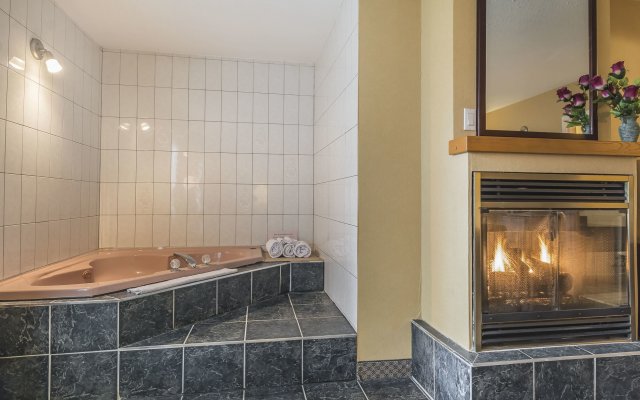 Jolly Roger Inn & Resort