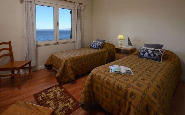 Great 3 Bedroom Home on the Lake Shore H50