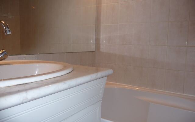 Attractive Holiday Home in Céreste With Swimming Pool