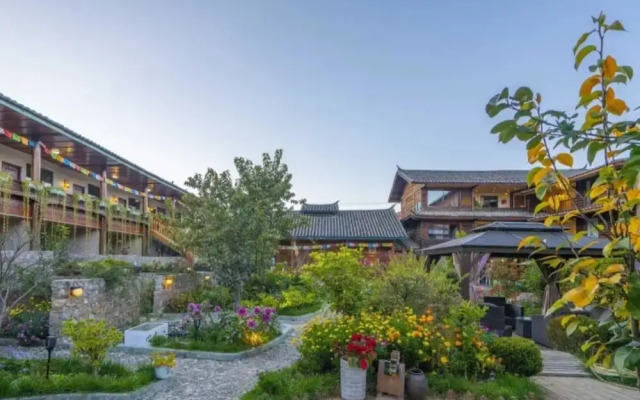 Floral Hotel · Smiling in the Flowers Lugu