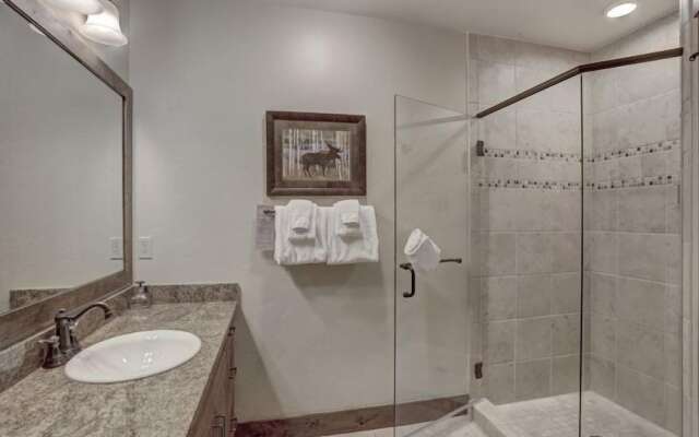 Crystal Peak Lodge 4 Bedroom Ski in, Ski out Slopeside Condo at the Base of Peak 7