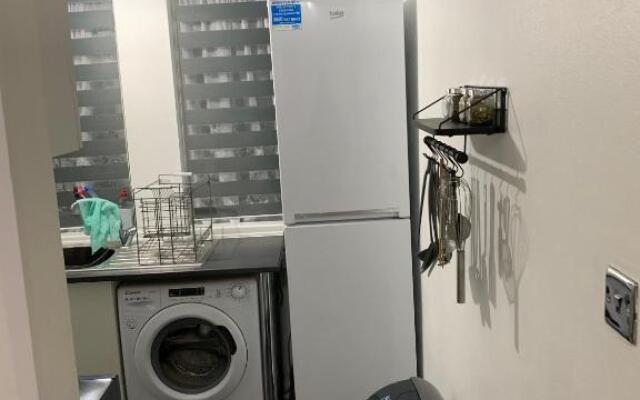 2 bed 1st floor Apartment-own entrance & parking