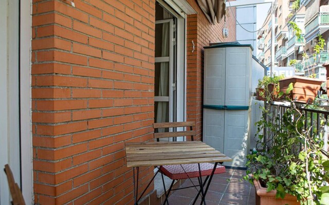 Cute 1 Bed Flat W/balcony - 2mins to Metro