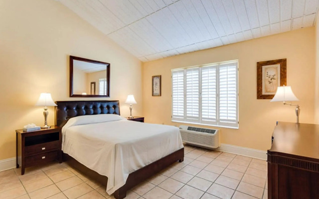 Naples Park Central Hotel