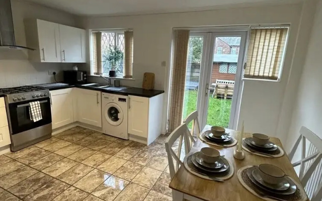Impeccable 2 bed House Next to Old Trafford