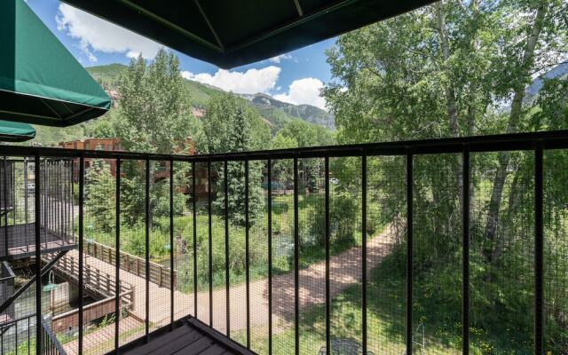 Manitou Lodge 7 Hotel Room by Alpine Lodging Telluride
