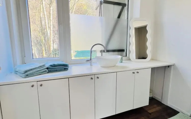 Maison proche rivière avec jardin