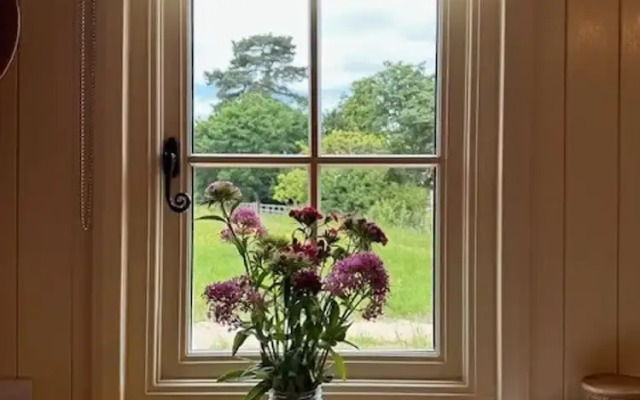 Shepherdshut-cotswolds-petfriendly-woodburner