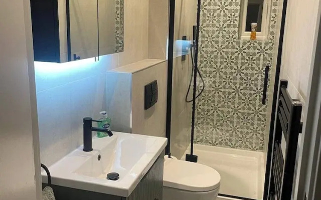 Nw119sg-modernapt-2guests-2br-1minhighstreet