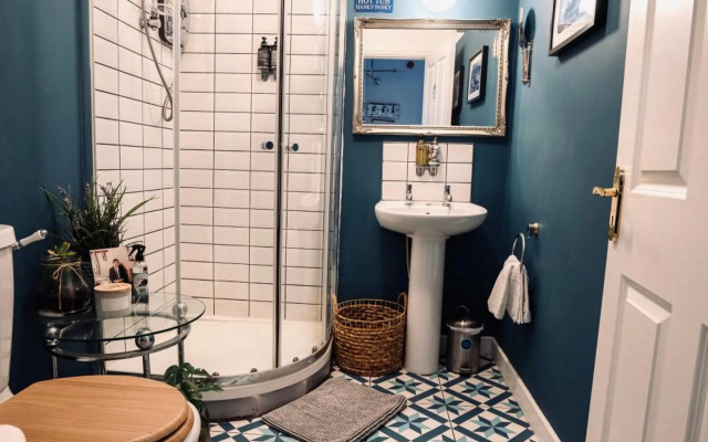 A Stylish 2 Bed Apartment in Cobh Town - Lux Stay