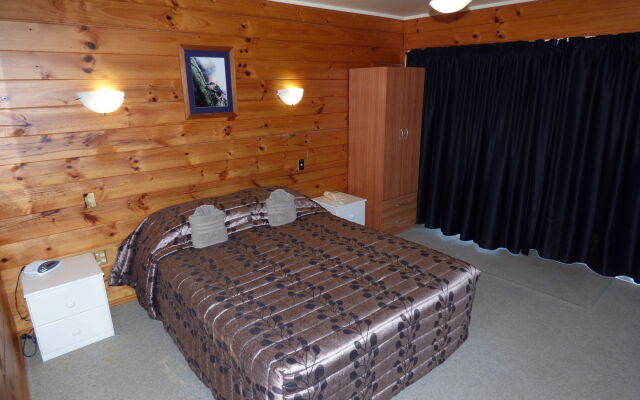 Cedarwood Lakeside Motel & Conference Venue