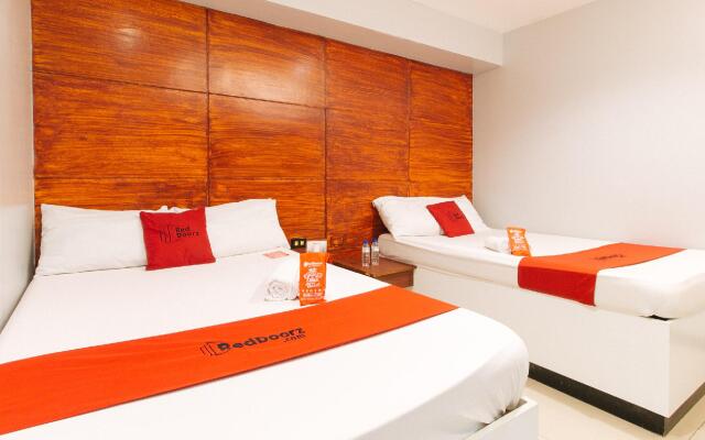 RedDoorz @ 77 Travellers Inn Malolos Bulacan