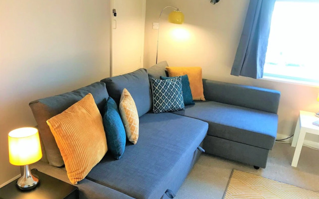 Toronto Apartment in Seaside Town With Parking