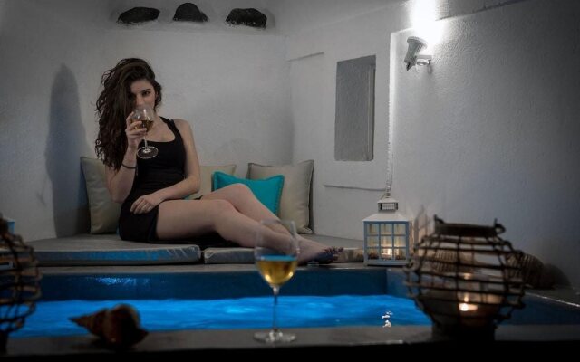 Kima Oia Suites