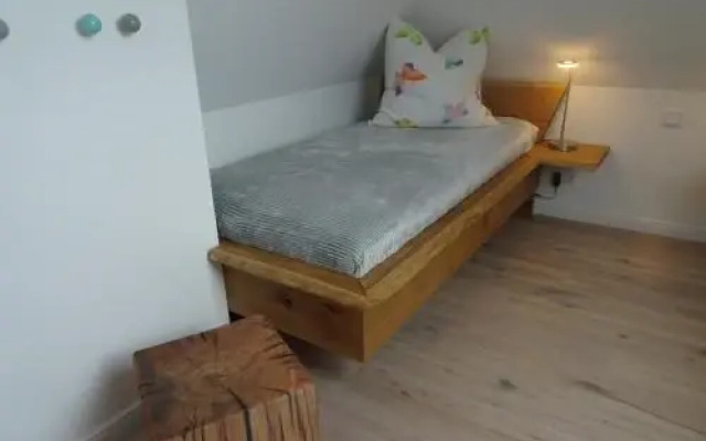 Rosenberg 13 Wohnung 1d DG re