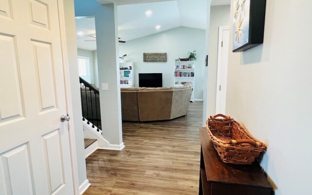 Just Breeze 'n 4 Bedroom Home by RedAwning