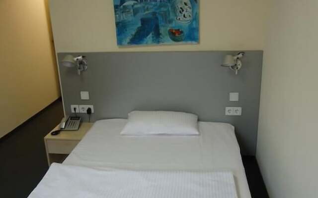 Airport Hotel Step Inn