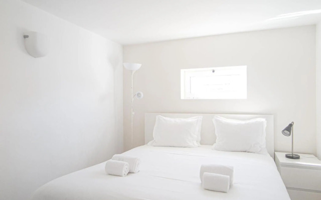 Baixa chiado 2 bedroom duplex apt with elevator