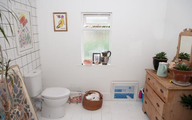 2 Bedroom House in Vibrant Easton