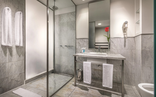 Broadway Hotel & Suites