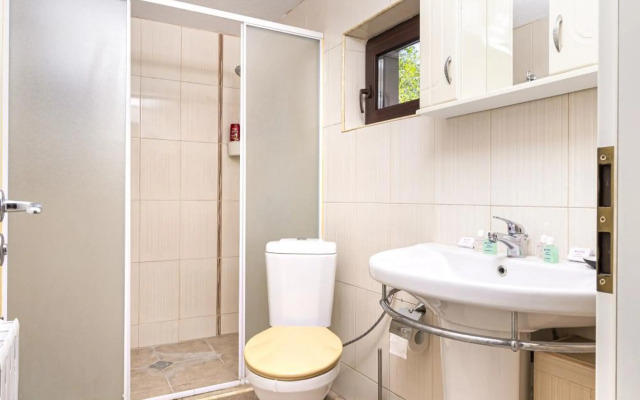 Peaceful Riverside Studio with Garage & private Patio Garden Center