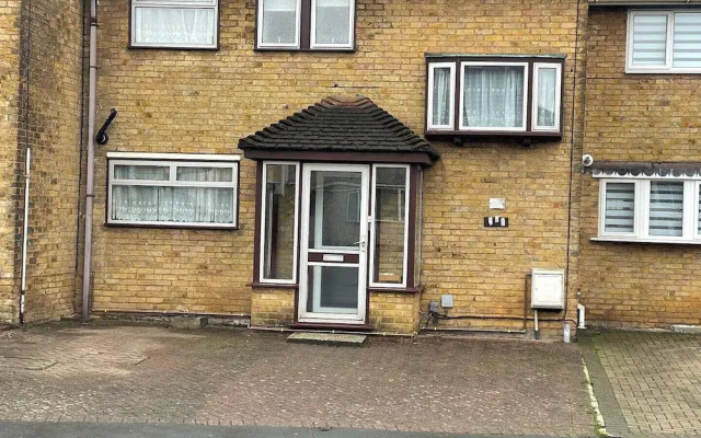 Charming Basildon House With 3 Bedroom Near Town