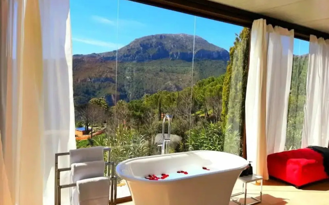 Stylish, Beautiful and Exotic Oleandro Glass Suite