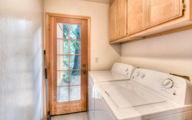 Relax at Rustic Tahoe Charm Minutes to Lake