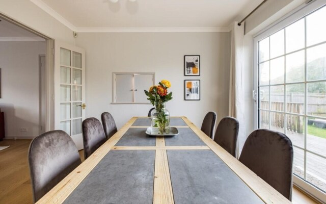 The Wycombe House - Inviting 5bdr House With Garden