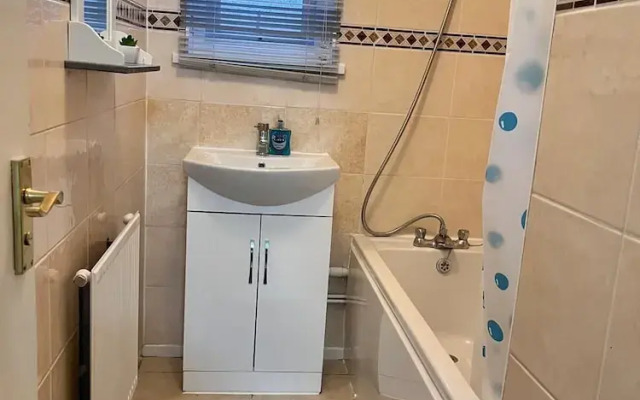 Hive Stays Close to Abbeywood Free Parking Wifi