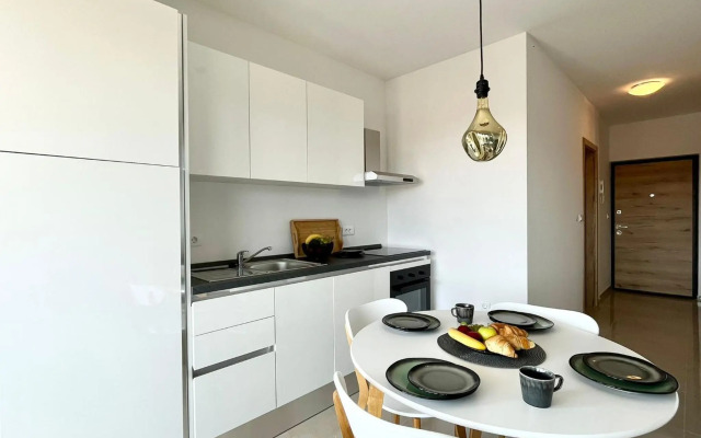 J&N Hill's Residence with swimming pool