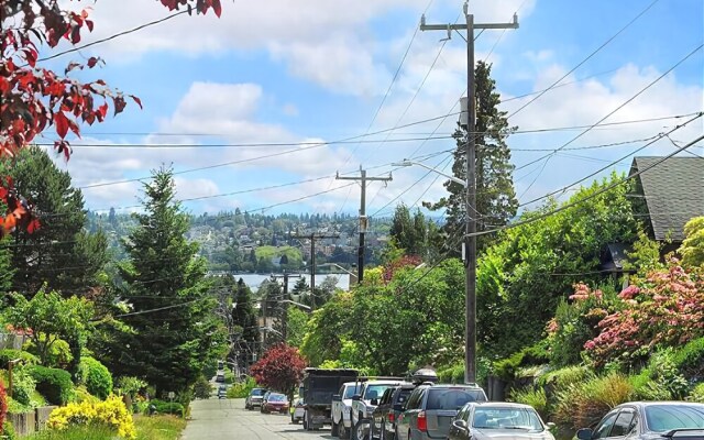 Phinney Suites Retreat - Two Bedroom Townhome with Fireplace