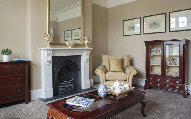 2 Crescent Gardens