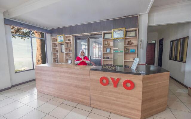 Super OYO 2704 Hotel Transit 2