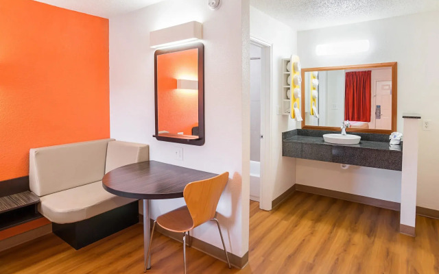 Motel 6 Grand Prairie, TX - Near Six Flags Drive