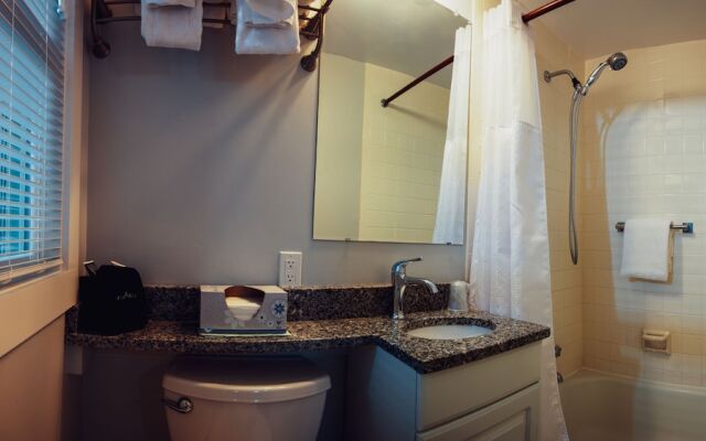 Bearskin Neck Motor Lodge