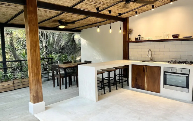 Makanas Beach Bungalows