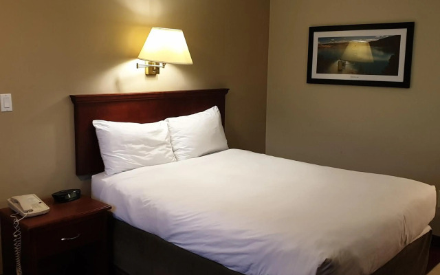 Riverland Inn & Suites