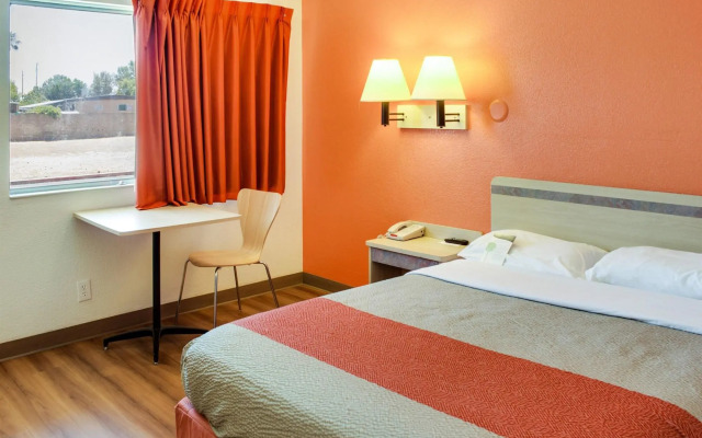 Motel 6 Bakersfield, CA - South