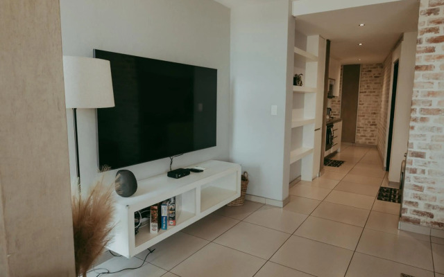 Modern 1-bedroom near Grove Mall and Lady Pohamba AirBnB