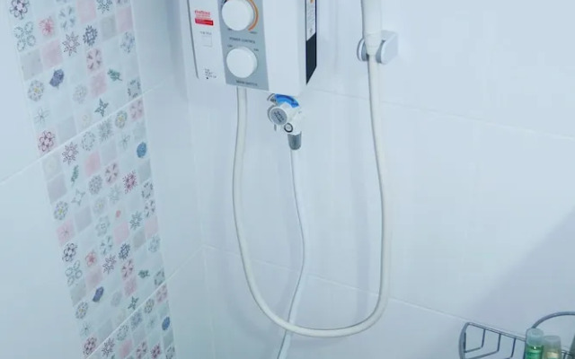 Bann Romyen Klang Dong